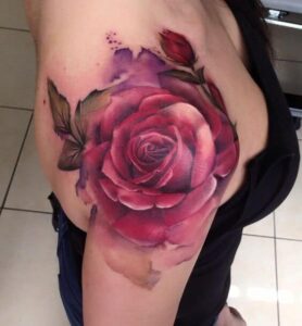 Rote Rose auf Schulter