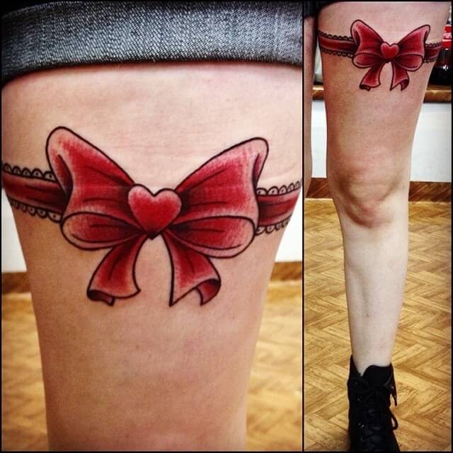 Tattoo rote Schleifer am Oberschenkel