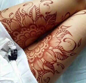 rotes Henna Blüten Tattoo