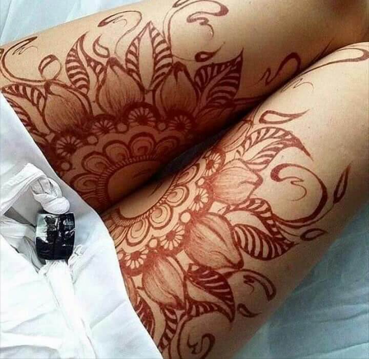 Tattoo rotes Henna Blüten Tattoo