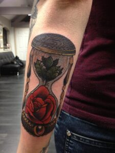 Sanduhr mit Rose