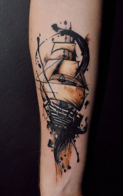Tattoo Schiff auf dem Unterarm