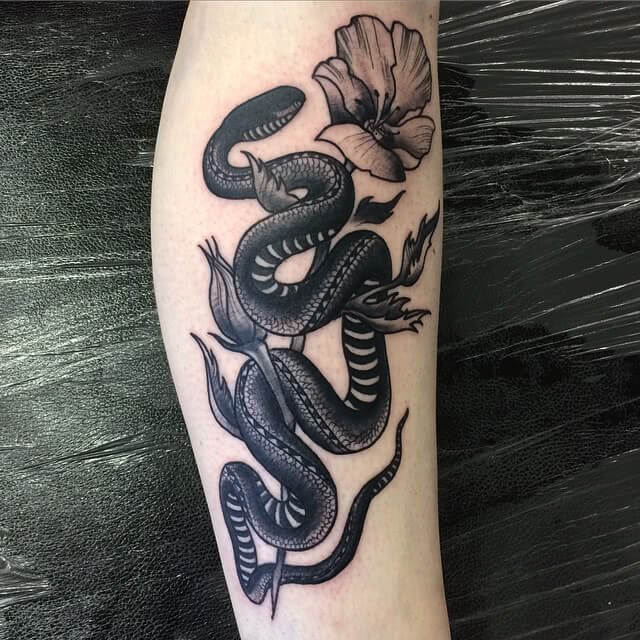 Schlangen Blackwork Tattoo