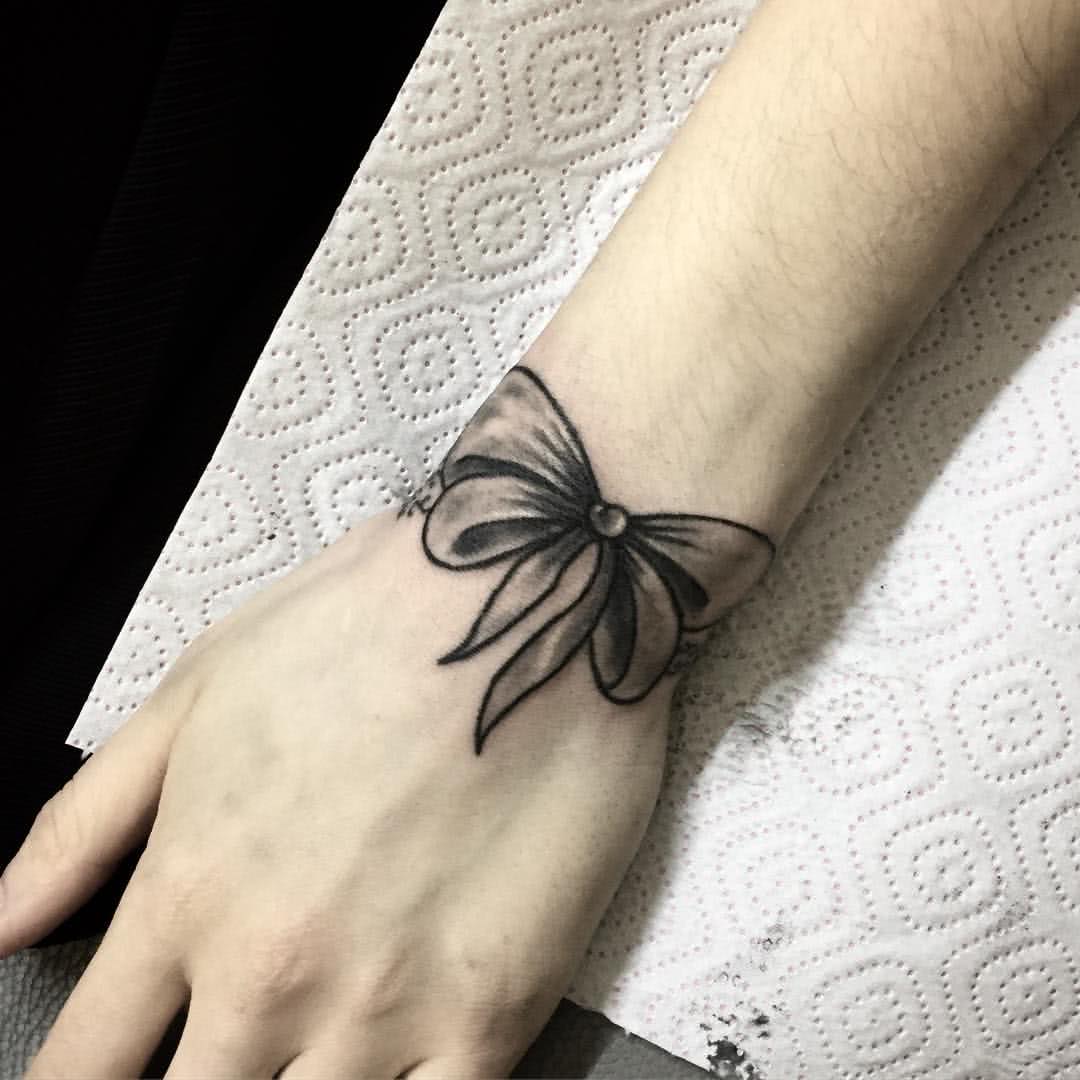 Tattoo Schleife am Handgelenk