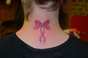 Rosa Schleife Tattoo Motiv am Nacken