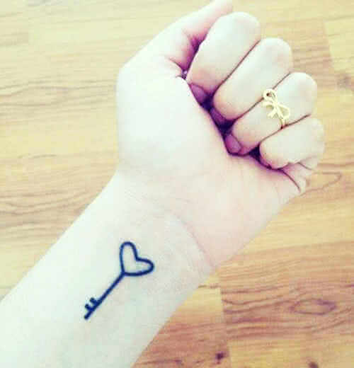 Tattoo Schlüssel in Herzform