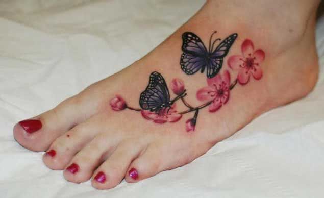 Tattoo Schmetterlinge mit Blumen