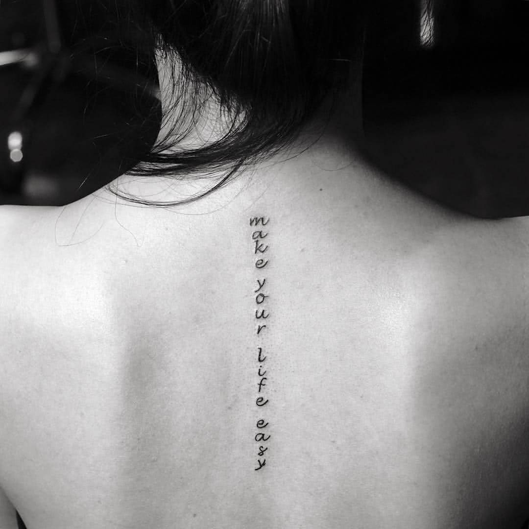 Tattoo Schrift auf dem Rücken