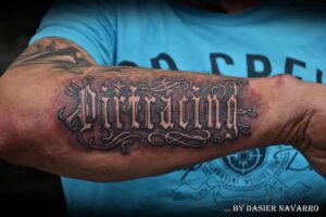 Dirtracing Schriftzug Tattoo Idee im Gothic Stil am Unterarm
