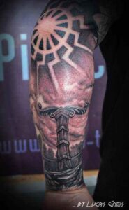 Schwarze Sonne Wikinger Tattoo Motiv am Unterarm