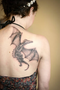 schwarzer detaillierter Drache