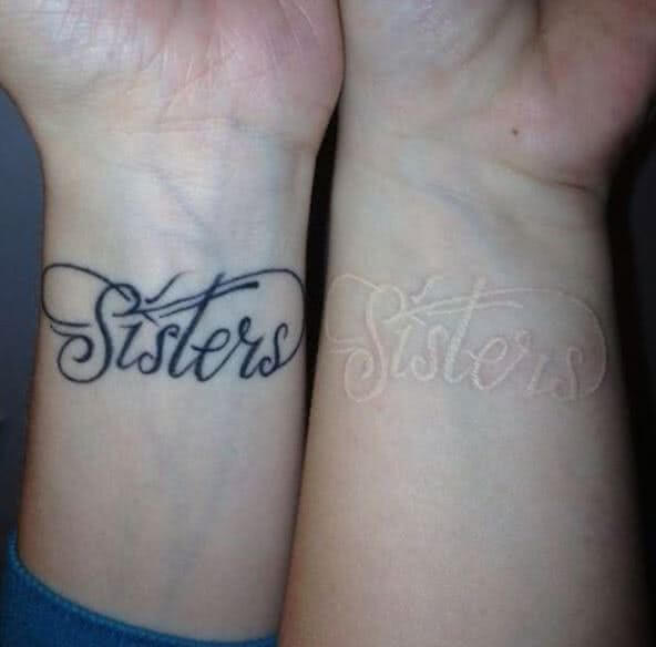 Tattoo Sisters Schwestern Schrift mir weiß