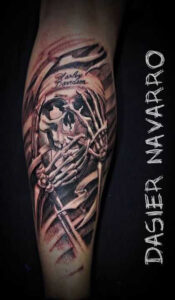 Realistisches Sensemann Tattoo Motiv auf dem Bein