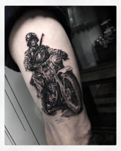 Soldate auf Motorrad