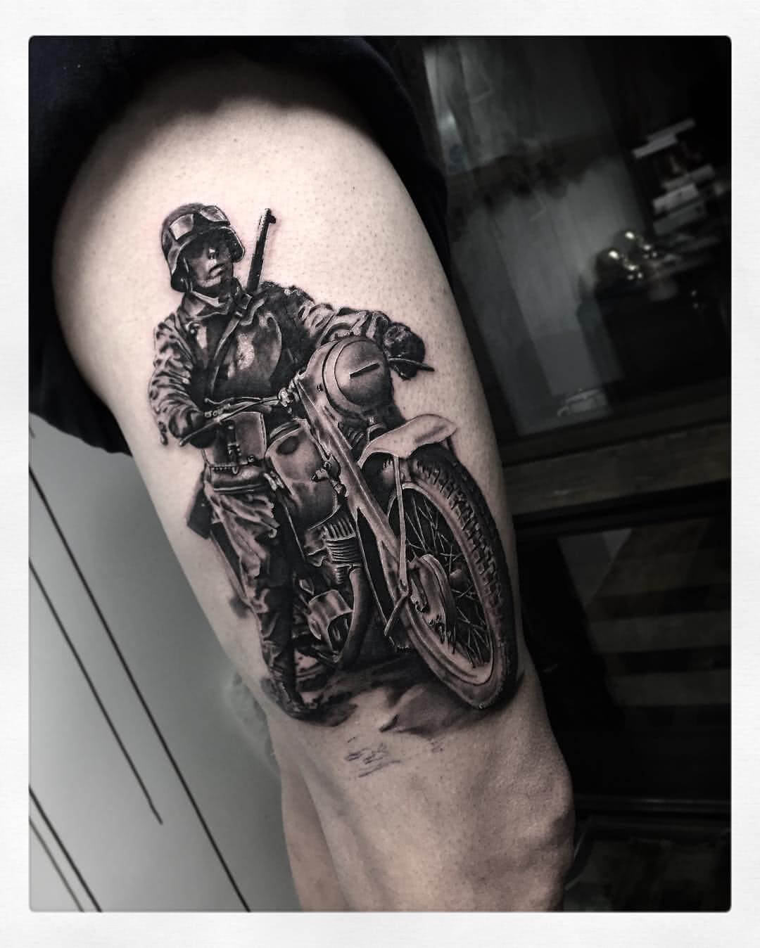 Tattoo Soldate auf Motorrad
