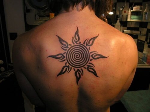 Tattoo Sonne auf dem Rücken