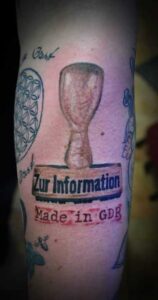 Realistisches Stempel Tattoo Motiv ‚Made in GDR‘ am Unterarm