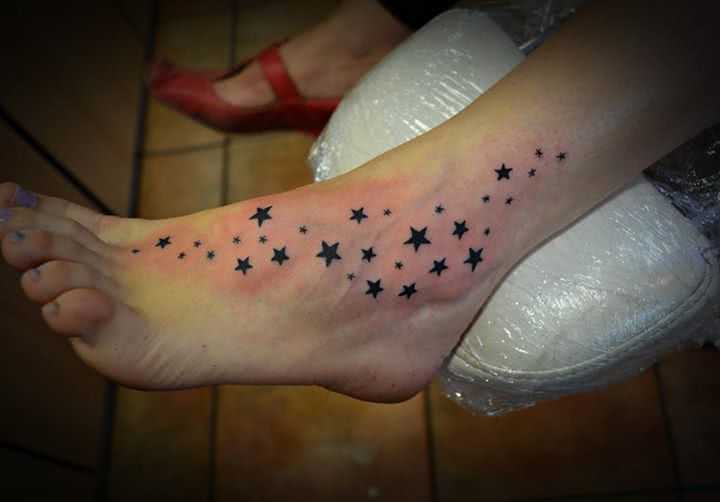 Tattoo Sterne am Fuß