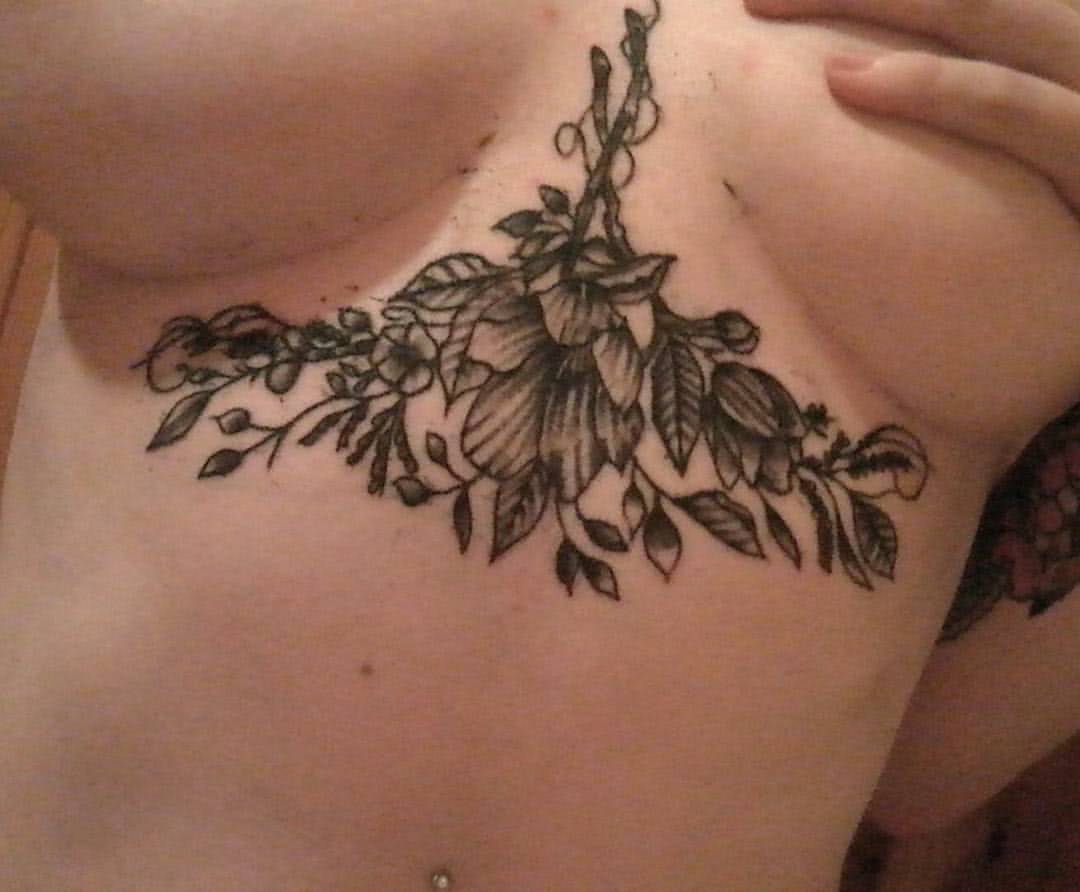 Tattoo Sternum mit Blumen als Motiv