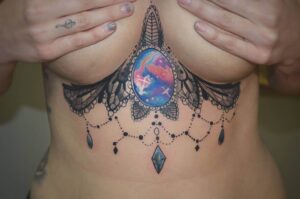 Sternumtattoo leuchtender Kristall