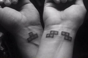 Kleines Tetris Tattoo Motiv für das Handgelenk