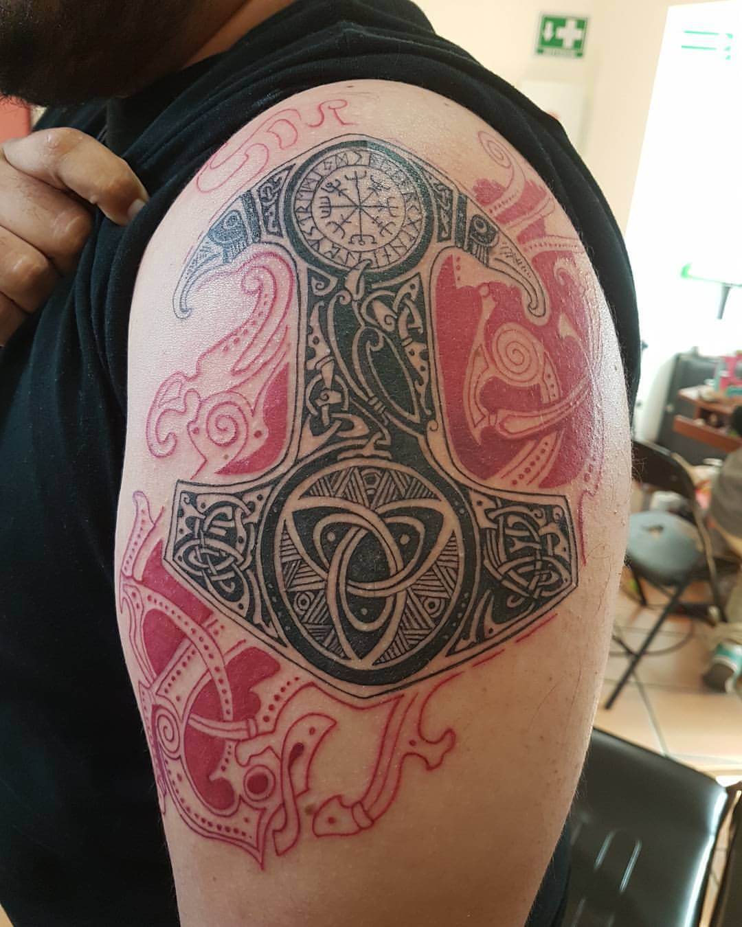 Tattoo Thors Hammer auf dem Arm