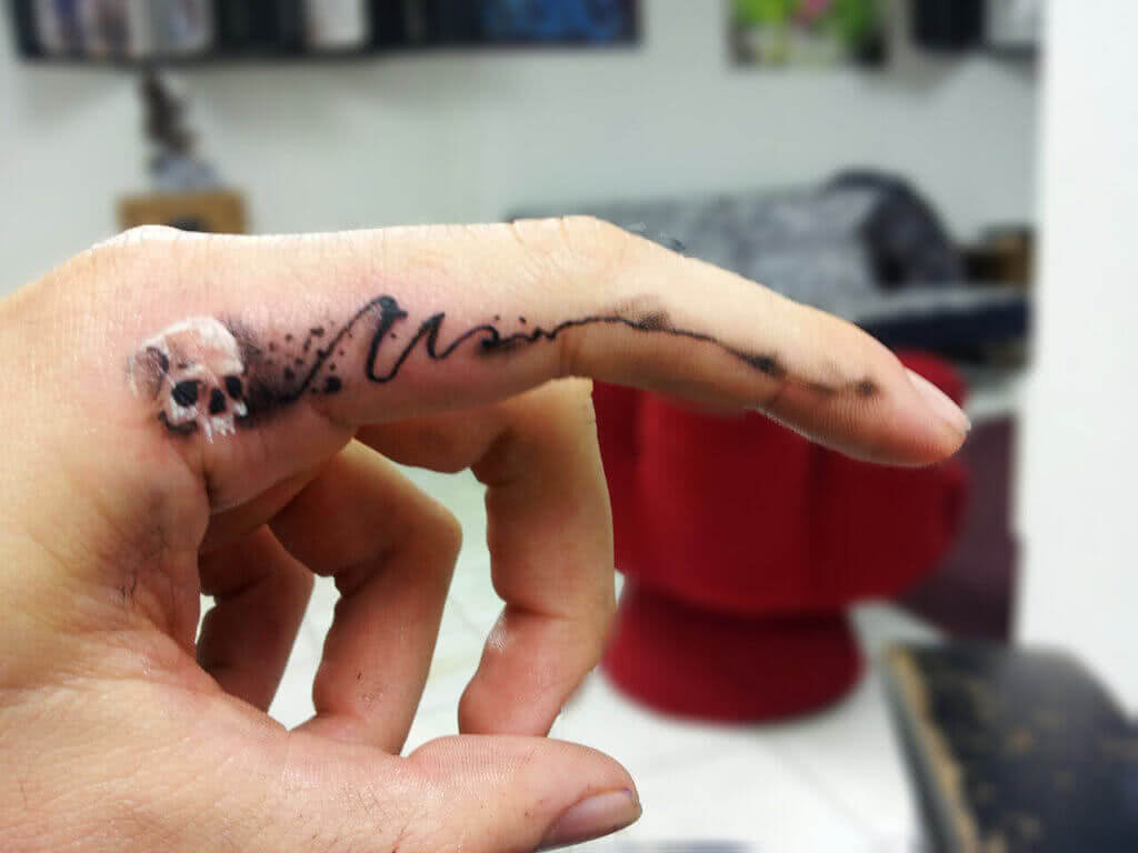 Tattoo Totenkopf auf dem Finger
