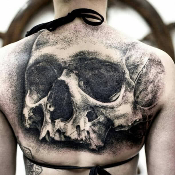 Tattoo Totenkopf auf dem Rücken