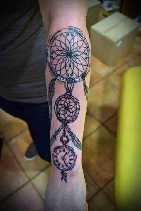 Tattoo Traumfänger mit Uhr auf Unterarm