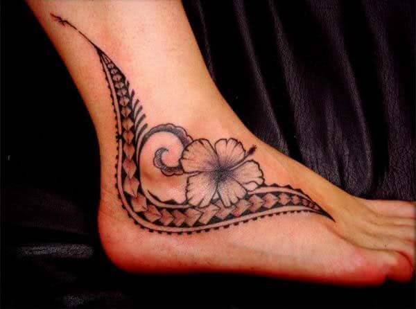 Tattoo Triabal mit Blume