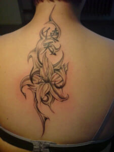 Tribal Tattoo Idee: Lilie mit Schriftzeichen am Rücken