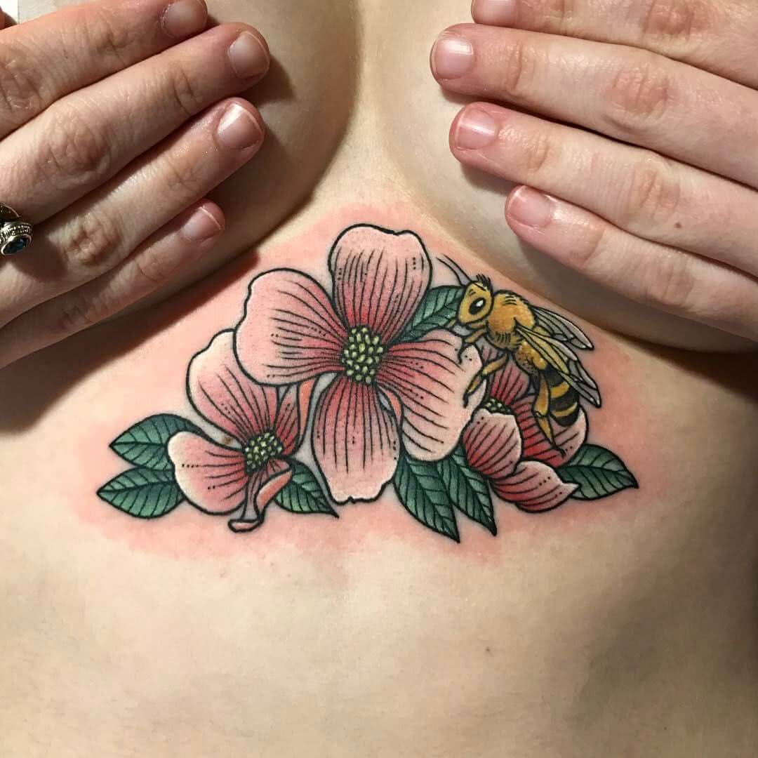 Tattoo Underboob Blume mit Biene