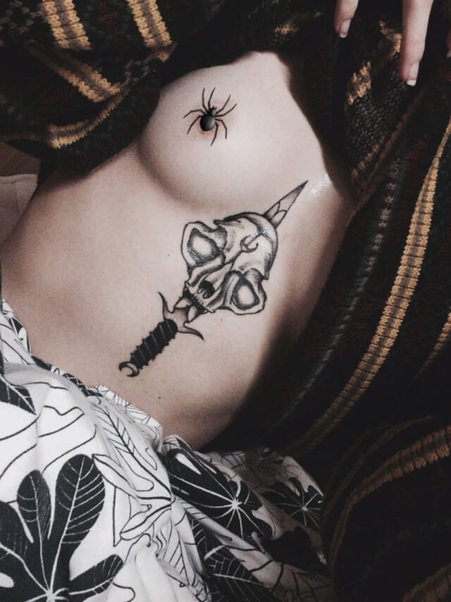 Tattoo Underboob Dolch mit Schädel