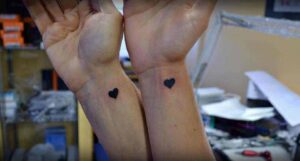 Kleine Herz Tattoo Idee für das Handgelenk
