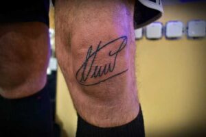 Persönliche Unterschrift Tattoo Idee auf dem Knie