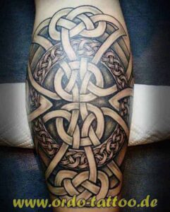 Wikinger Tattoo Idee: Celtic Knoten für das Bein