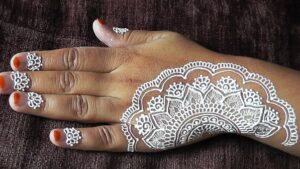 weißes Blumen Henna Tattoo