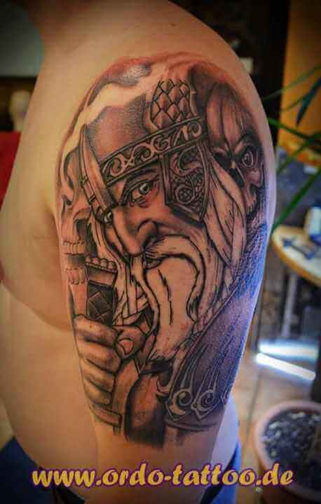 Tattoo Wikinger auf Oberarm