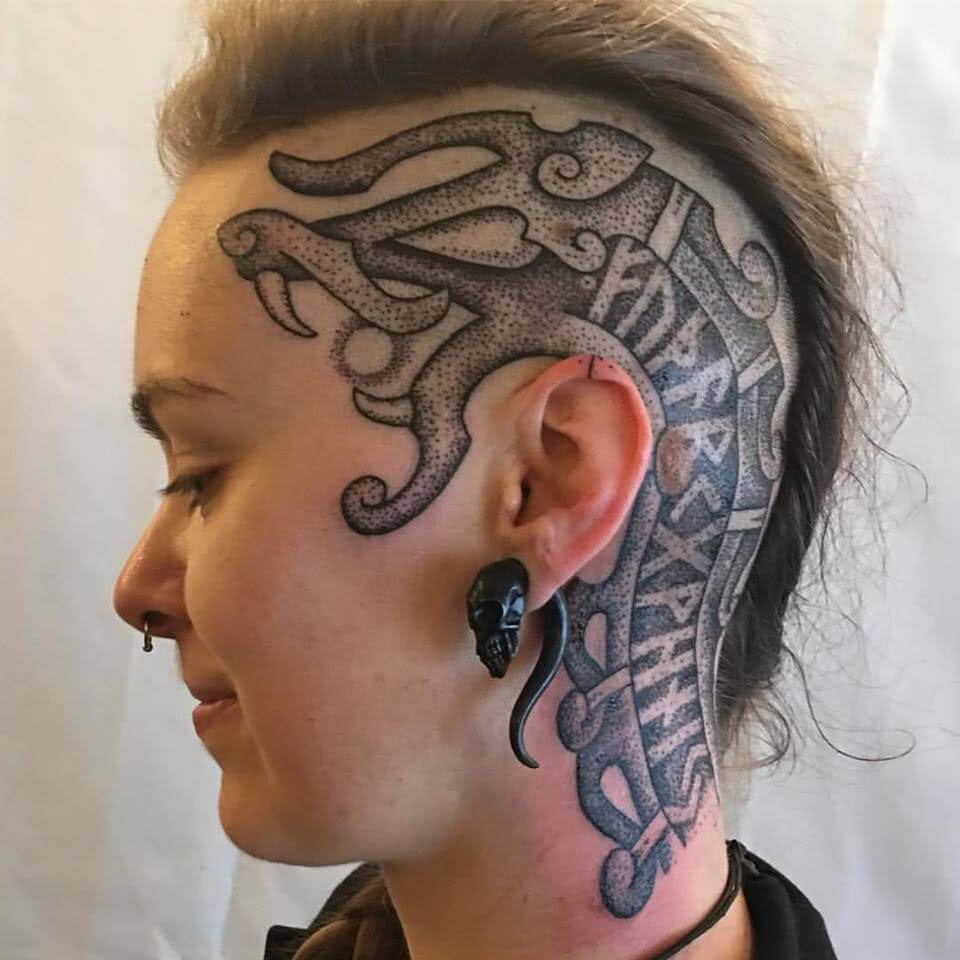 Tattoo Wikinger Dotwork auf dem Kopf