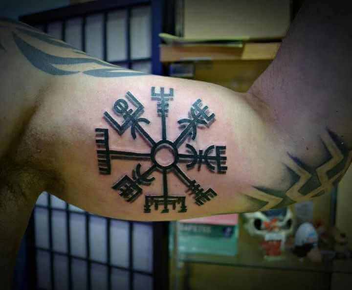 Tattoo Wikinger Kompass Rune