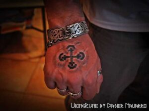 Wikinger Kreuz Tattoo Motiv mit 3D-Effekt auf der Hand