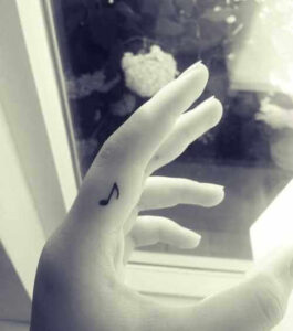 Tattoo Zeigefinger Note