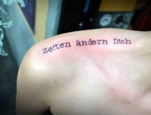 Schriften Tattoo Idee: ‚Zeiten ändern Dich!‘ auf der Schulter