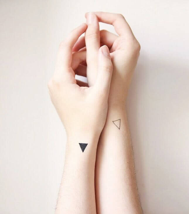 Tattoo Zwei kleine Dreicke