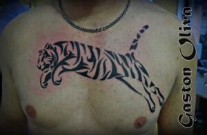 Tiger in Tribaloptik Brust Tattoo