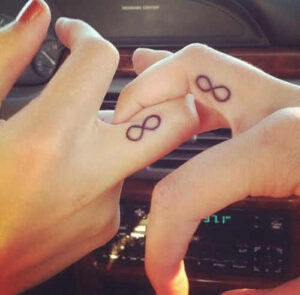 Kleines Unendlich-Zeichen Tattoo Design am Finger
