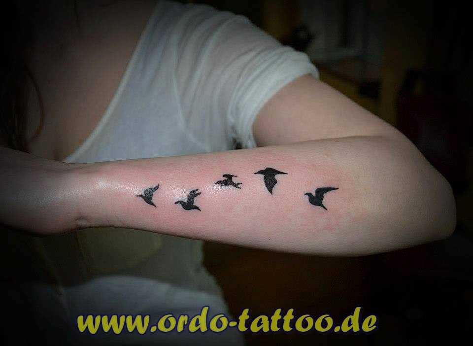 Unterarm-Tattoo fliegende Vögel