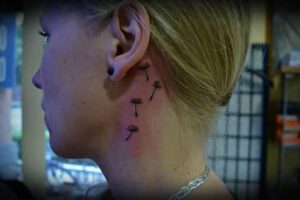 Pusteblumen Tattoo Idee hinterm Ohr im Fineline Stil