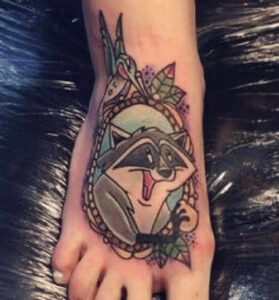 Disney Meeko Waschbär Tattoo Idee im Comic Stil für den Fuss