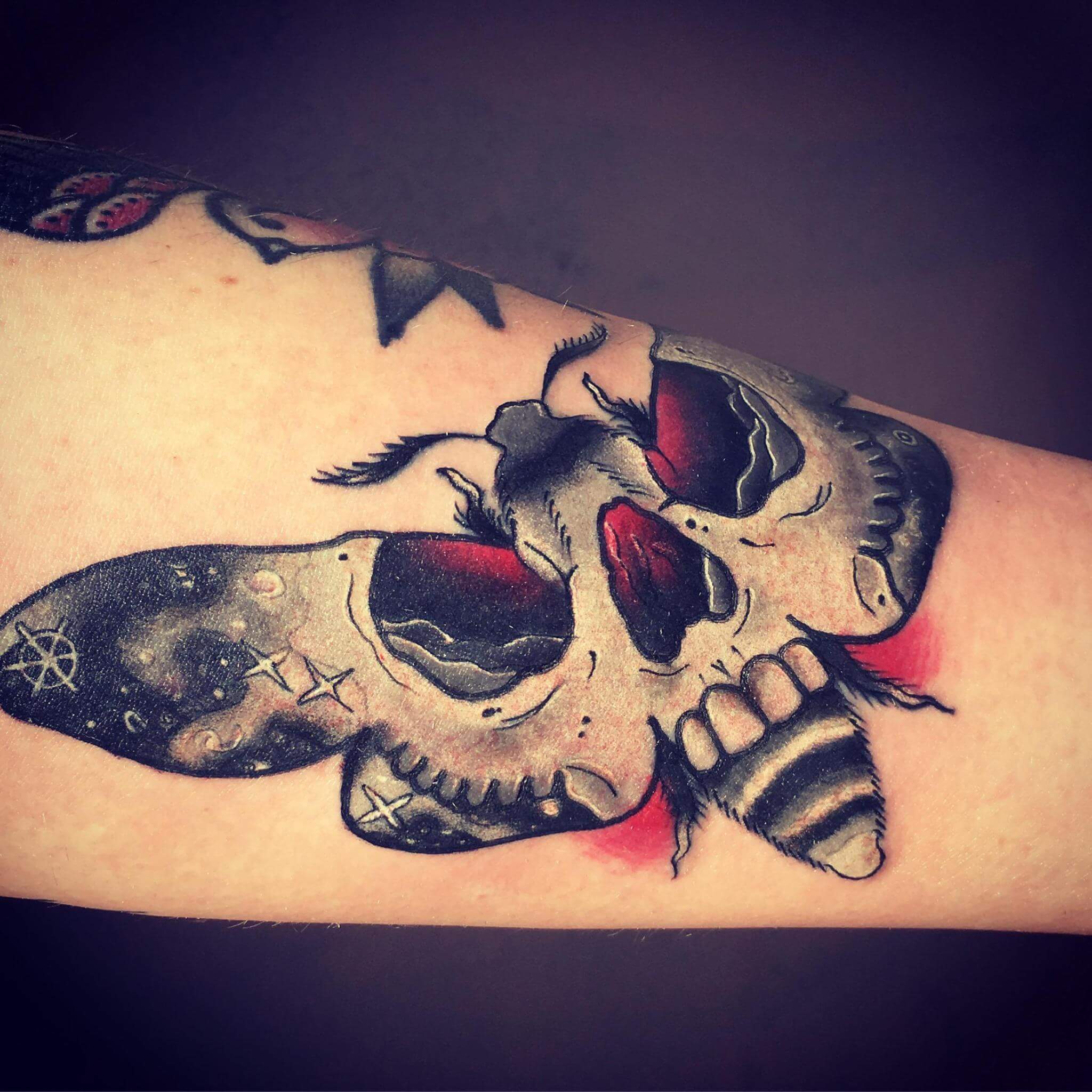 Tattoo Motte mit Totenkopf als Muster